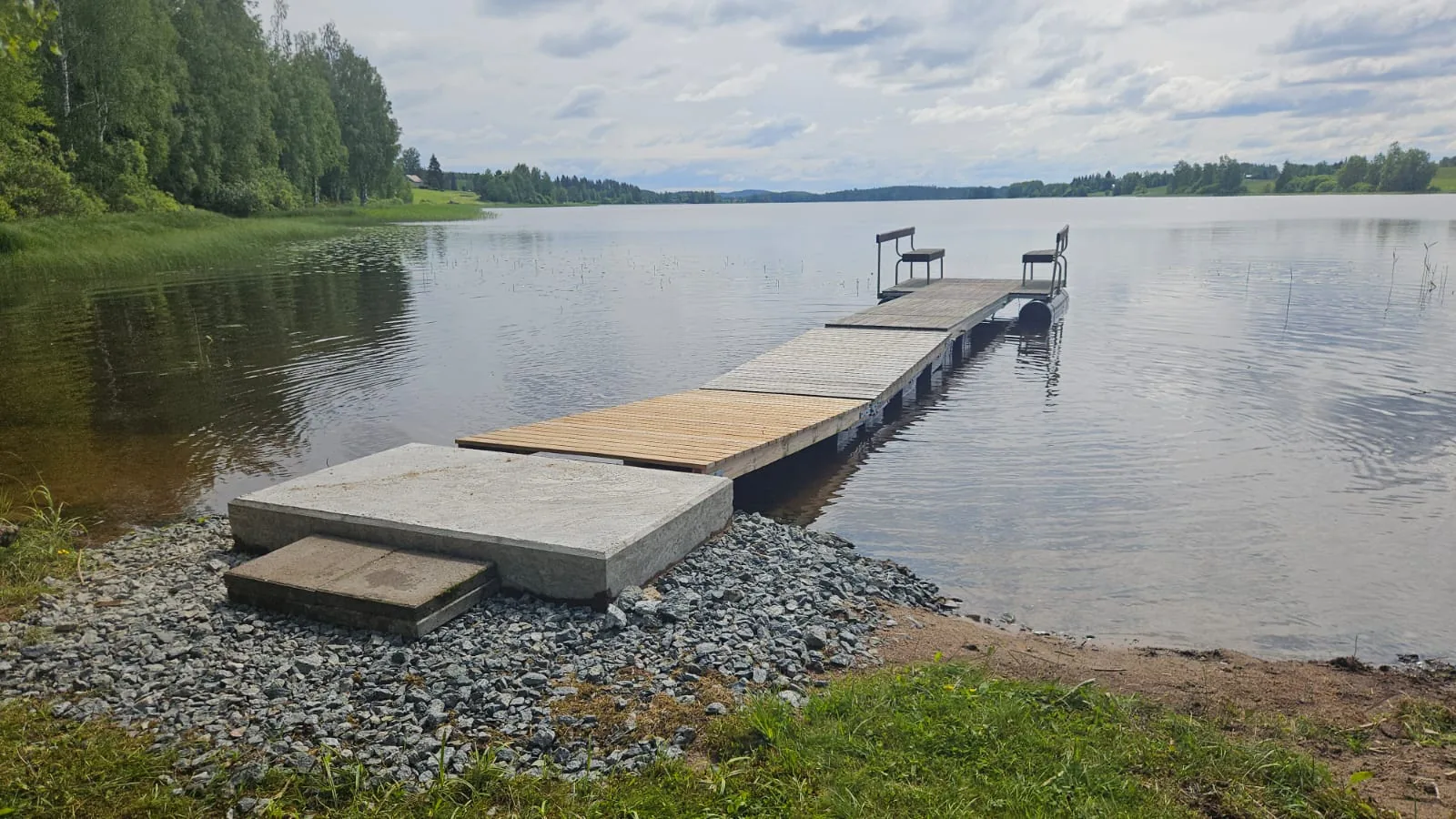 Rakennettu laituri järven rannalla – piharakentaminen